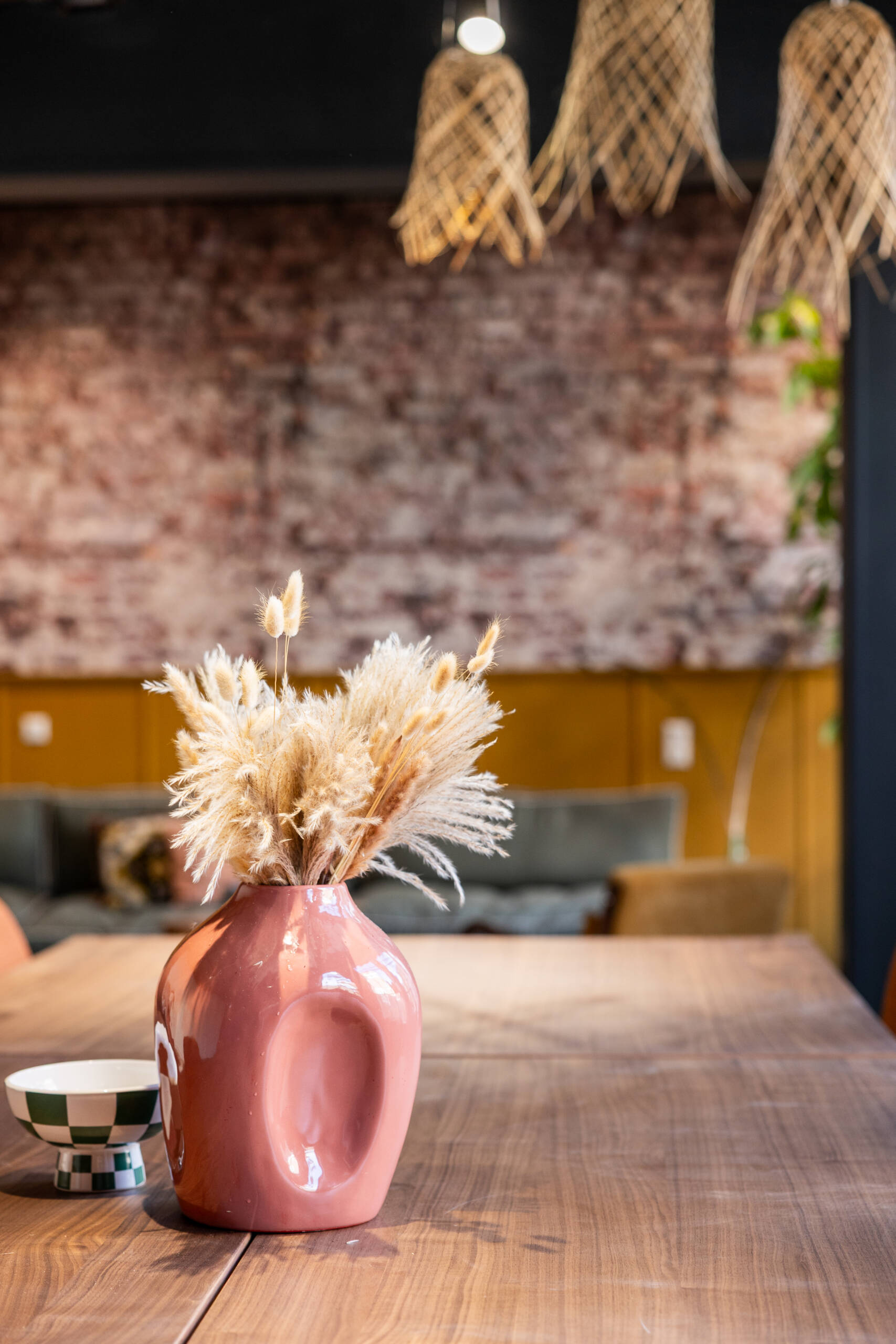 Gezellige werkruimte met planten, koffiehoek en warme uitstraling