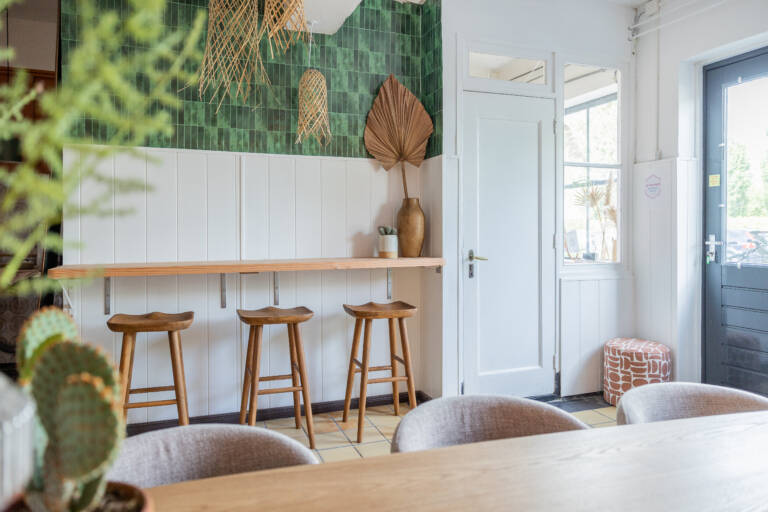 vergaderlocatie met houten bar om aan te werken